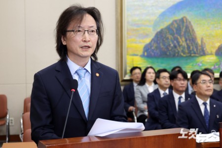 주병기 공정거래위원장이 12일 서울 여의도 국회에서 열린 정무위원회의 공정거래위원회 등에 대한 국정감사에서 기관보고를 하고 있다.