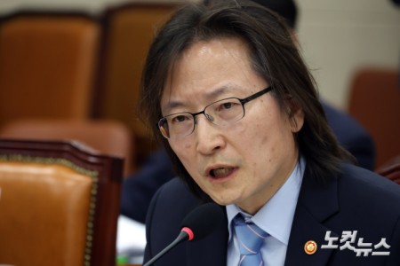 주병기 공정거래위원장이 12일 서울 여의도 국회에서 열린 정무위원회의 공정거래위원회 등에 대한 국정감사에서 의원 질의에 답변을 하고 있다.