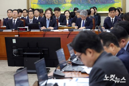 주병기 공정거래위원장이 12일 서울 여의도 국회에서 열린 정무위원회의 공정거래위원회 등에 대한 국정감사에서 의원 질의에 답변을 하고 있다.