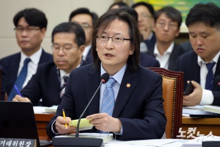 주병기 공정거래위원장이 12일 서울 여의도 국회에서 열린 정무위원회의 공정거래위원회 등에 대한 국정감사에서 의원 질의에 답변을 하고 있다.