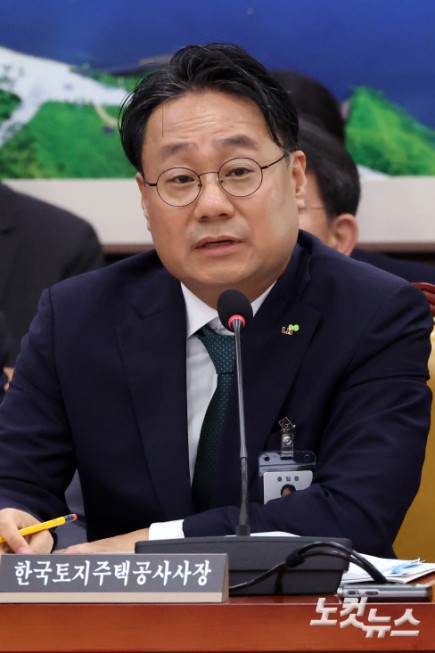이성훈 한국토지주택공사(LH) 사장이 12일 서울 여의도 국회에서 열린 국토교통위원회의 한국토지주택공사 등에 대한 국정감사에서 의원 질의에 답변을 하고 있다.