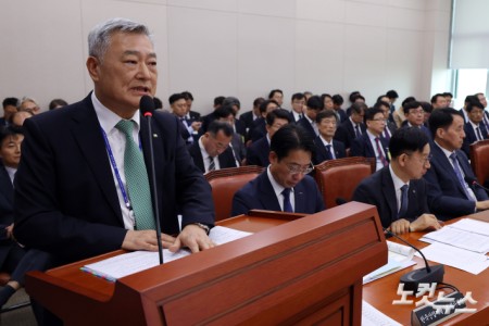 김회천 한국수력원자력 사장이 12일 서울 여의도 국회에서 열린 산업통상자원중소벤처기업위원회의 대한무역투자진흥공사·한국무역보험공사 등에 대한 국정감사에서 의원 질의에 답변을 하고 있다.