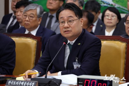 이성훈 한국토지주택공사(LH) 사장이 12일 서울 여의도 국회에서 열린 국토교통위원회의 한국토지주택공사 등에 대한 국정감사에서 의원 질의에 답변을 하고 있다.