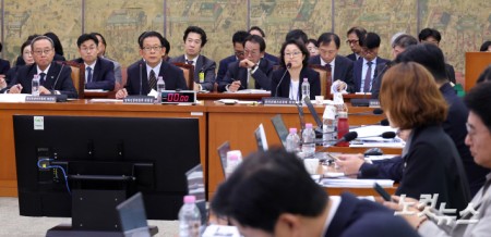 한상준 영화진흥위원회 위원장이 12일 서울 여의도 국회에서 열린 문화체육관광위원회의 한국콘텐츠진흥원·국립국어원 등에 대한 국정감사에서 의원 질의에 답변을 하고 있다.