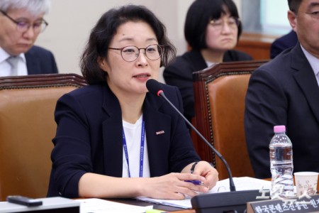 김윤지 한국콘테츠진흥원 원장이 12일 서울 여의도 국회에서 열린 문화체육관광위원회의 한국콘텐츠진흥원·국립국어원 등에 대한 국정감사에서 의원 질의에 답변을 하고 있다.