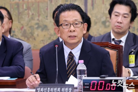 한상준 영화진흥위원회 위원장이 12일 서울 여의도 국회에서 열린 문화체육관광위원회의 한국콘텐츠진흥원·국립국어원 등에 대한 국정감사에서 의원 질의에 답변을 하고 있다.