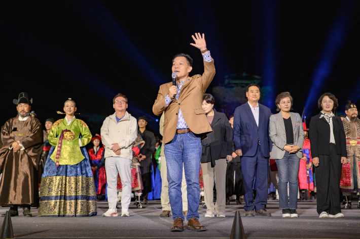 이재준 수원시장이 제63회 수원화성문화제에서 인사말을 하고 있다. 수원시 제공