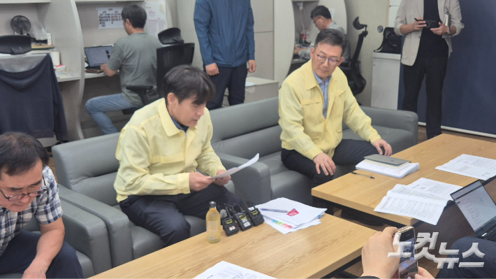 12일 오전 대구시 동인청사에서 박희준 대구시 재난안전실장과 김병환 대구시 건축주택국장이 대구 천장붕괴 사고와 관련한 후속 대책 브리핑을 열었다. 곽재화 기자