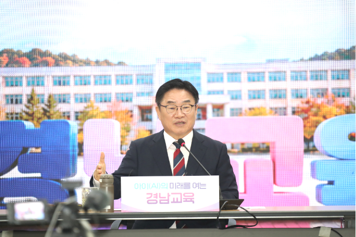 권순기 경남교육감이 12일 열린 취임 100일 기자간담회에서 발언을 하고 있다. 경남교육청 제공