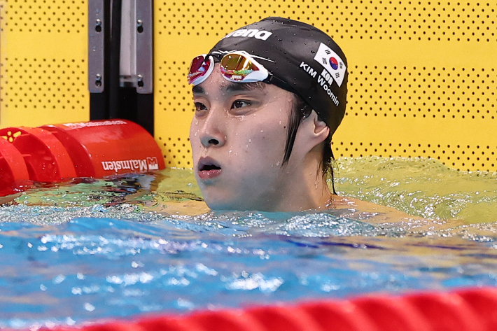 지난달 22일 도쿄 아쿠아틱스 센터에서 열린 2026 아이치·나고야 아시안게임 수영 남자 1500m 자유형 결승. 한국 김우민이 결과를 확인한 뒤 아쉬워하고 있다. 연합뉴스