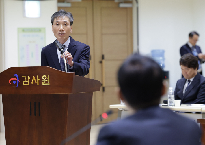 김영신 감사위원이 12일 서울 종로구 감사원에서 열린 국회 법제사법위원회 국정감사에 출석해 의원 질의에 답변하고 있다. 연합뉴스