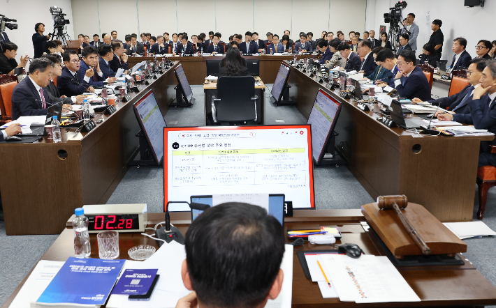 12일 부산 동구 해양수산부 별관에서 국회 농해수위의 해수부에 대한 국정감사가 진행되고 있다. 연합뉴스