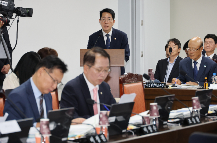 12일 부산 동구 해양수산부 별관에서 열린 국회 농해수위의 해수부에 대한 국정감사에서 해양수산부 황종우 장관이 업무보고를 하고 있다. 연합뉴스