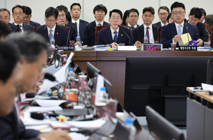 12일 부산 동구 해양수산부 별관에서 열린 국회 농해수위의 해수부에 대한 국정감사에서 해양수산부 황종우 장관이 의원질의에 답변하고 있다. 연합뉴스