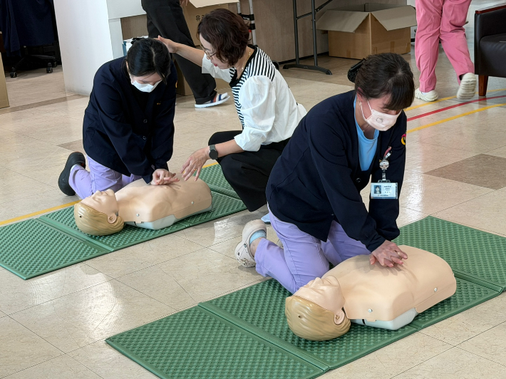 심폐소생술 이론교육과 함께 참석자들이 절차와 방법을 직접 몸으로 익히는 실습교육이 병행됐다. 동강병원 제공