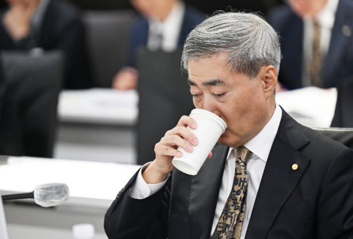신현송 한국은행 총재가 12일 서울 중구 한국은행에서 열린 국정감사에서 물을 마시고 있다. 연합뉴스