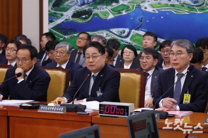 이성훈 한국토지주택공사(LH) 사장이 12일 서울 여의도 국회에서 열린 국토교통위원회의 한국토지주택공사 등에 대한 국정감사에서 의원 질의에 답변을 하고 있다. 윤창원 기자