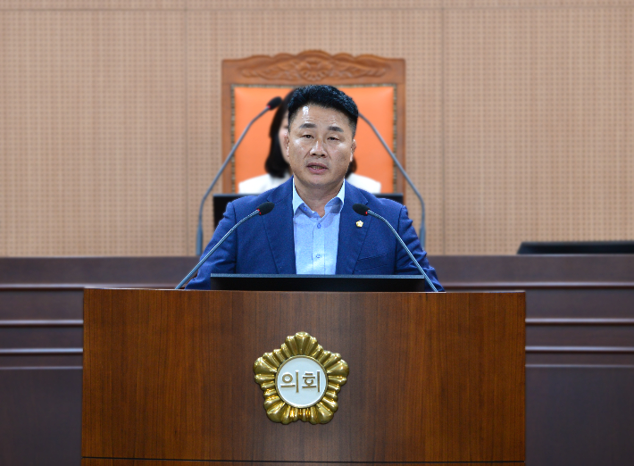 기대서 의원이 12일 오전 본회의에서 5분 자유발언을 통해 북구청사 앞마당의 '특권 주차'를 비판했다. 전남광주통합특별시 북구의회 제공