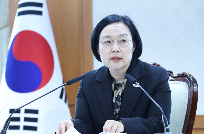 한성숙 국무총리가 12일 서울 종로구 정부서울청사에서 열린 자살예방정책위원회 11차 회의를 주재하고 있다. 연합뉴스