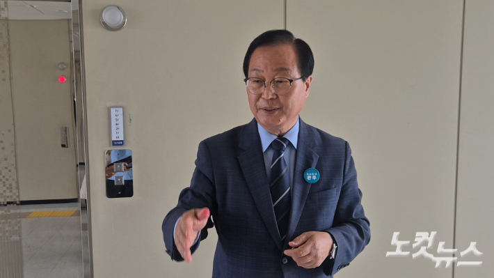 경찰 소환 조사를 마친 유희태 완주군수가 취재진의 질의에 답변하고 있다. 심동훈 기자