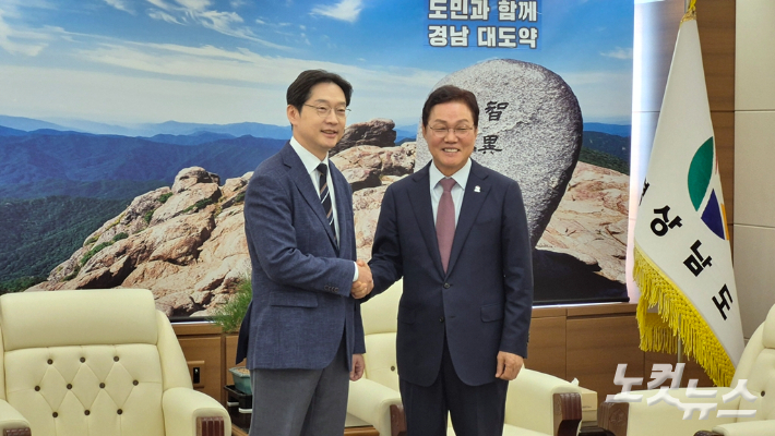 박완수 경남지사(오른쪽)와 김경수 대통령 정무특보. 최호영 기자 