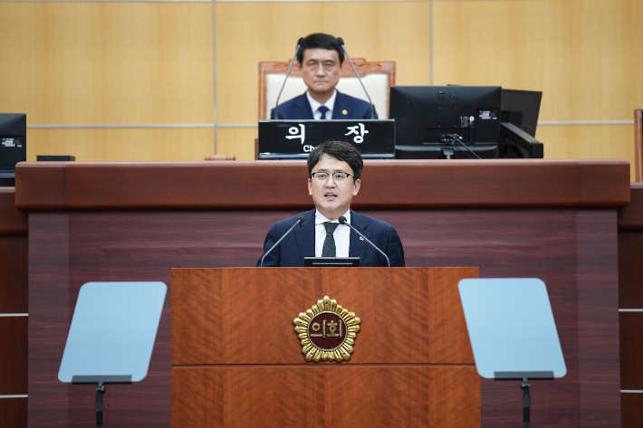 전북도의회 교육위원회 박수형 의원이 12일 제432회 임시회 1차 본회의에서 '고교학점제와 2028 대입제도 개편에 따른 지역 간 교육·대입격차 해소 건의안'에 대해 제안 설명하고 있다. 전북도의회 제공