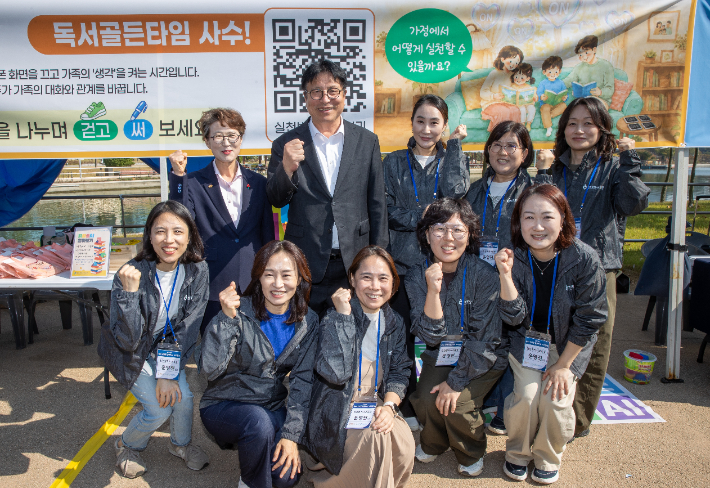 도성훈 교육감이 학부모 등과 함께하고 있다. 인천시교육청 제공