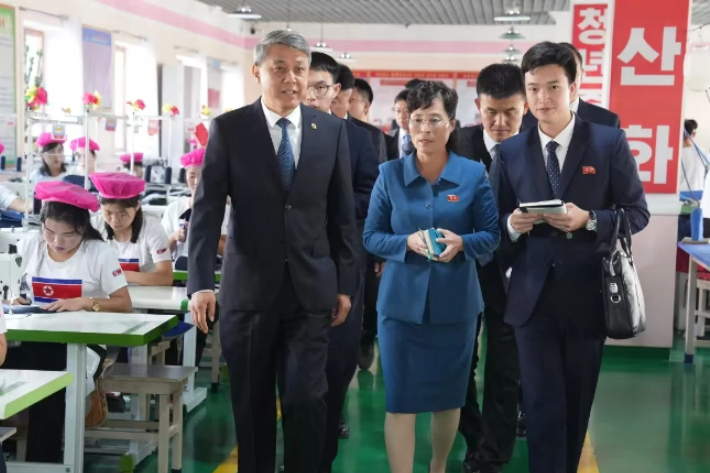 왕야쥔 북한 주재 중국 대사가 지난 9월 23일 함경북도 청진에 있는 학생교복공장을 방문했다. 중국 지린성 방문을 마치고 육로를 통해 북한으로 돌아온 지 하루 만이다. 북한 주재 중국 대사관 홈페이지 캡처