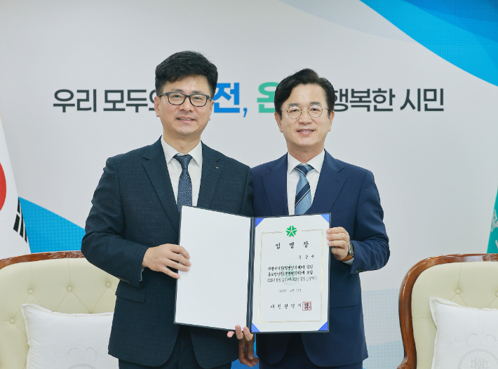 강순욱 홍보담당관(사진 왼쪽)과 허태정 대전시장. 대전시 제공