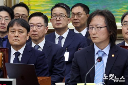 12일 서울 여의도 국회에서 열린 정무위원회의 공정거래위원회 등 국정감사에 김종화 SK에너지 대표, 송명준 HD현대오일뱅크 대표, 김창수 GS칼텍스 부사장, 이건명 S-OIL부사장이 출석해 앉아있다. (오른족 주병기 공정거래위원장)