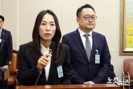 12일 서울 여의도 국회에서 열린 정무위원회의 공정거래위원회 등 국정감사에 증인으로 출석한 주성원 쿠팡 총괄부사장(왼쪽)과 김용석 우아한 형제들 부사장이 의원 질의에 답변을 하고 있다.