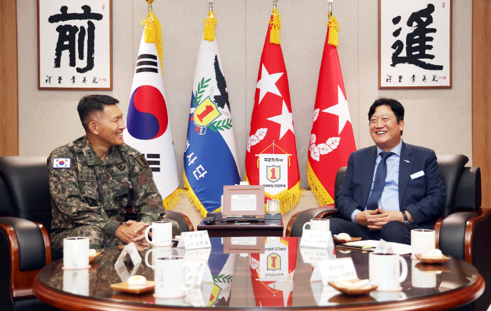 손배찬 파주시장이 지난달 22일 육군 제1보병사단을 방문해 민간인통제선 북상과 통일대교 검문소 이전을 공식 요청했다. 파주시 제공