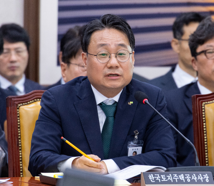 이성훈 한국토지주택공사(LH) 사장이 12일 국회에서 열린 국토교통위원회 국정감사에 출석해 LH의 부채 증가와 관련한 의원 질의에 답하고 있다. 연합뉴스
