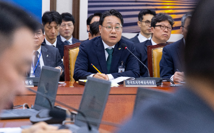 이성훈 한국토지주택공사(LH) 사장이 12일 국회에서 열린 국토교통위원회 국정감사에 출석해 LH의 부채 증가와 관련한 의원 질의에 답하고 있다. 연합뉴스