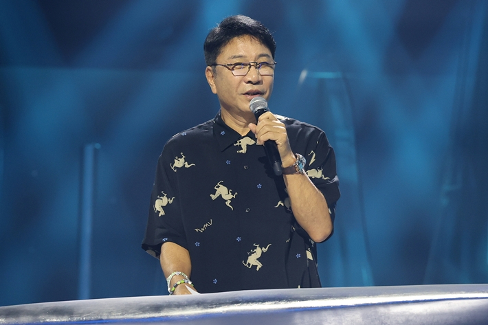 12일 오후 4시, 경기도 고양시 일산 킨텍스 제2전시장 9홀에서 A2O엔터테인먼트의 신인 보이그룹과 걸그룹의 쇼케이스가 열렸다. 이수만 A2O엔터테인먼트 키 프로듀서 겸 비저너리 리더가 프레젠테이션하는 모습. 연합뉴스