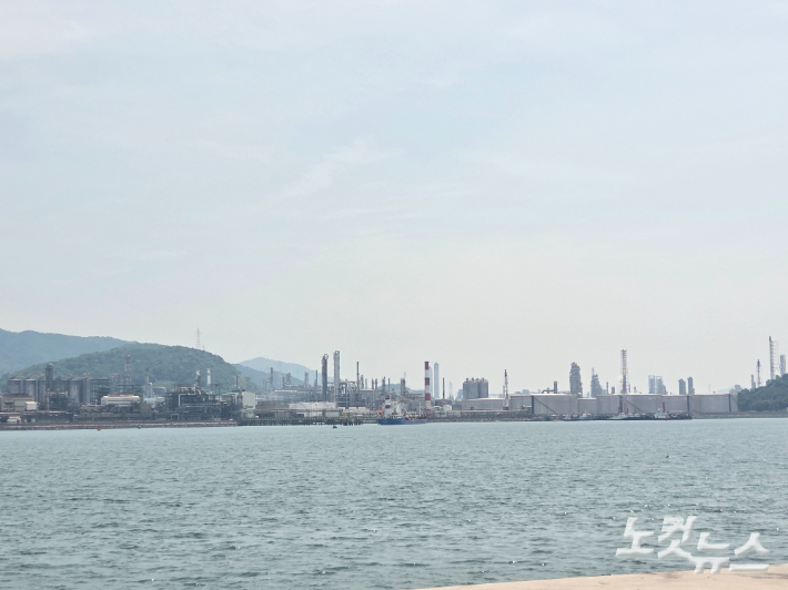 여수 묘도에서 바라본 여수산단. 유대용 기자