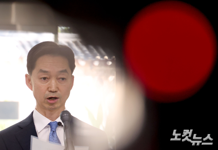 김지용 중대범죄수사청장 후보자가 8일 정부서울청사 창성동 별관에서 인사청문회를 앞두고 입장을 밝히고 있다. 김 후보자는 중수청의 정치적 중립성과 수사 독립성을 확고히 지키겠다는 입장을 밝혔다. 황진환 기자