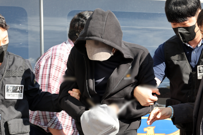 평소 알고 지내던 60대 부부를 살해한 혐의로 체포된 A(52)씨가 지난 9일 오후 광주지방법원에서 열린 구속 전 피의자 심문에 출석하고 있다. 연합뉴스