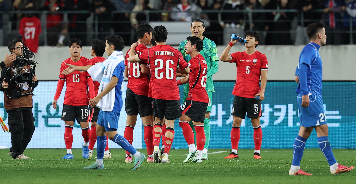 지난 6일 경기도 용인시 용인미르스타디움에서 열린 축구 국가대표팀 평가전 대한민국과 우즈베키스탄의 경기. 2-0으로 승리한 한국 선수들이 승리를 자축하고 있다. 연합뉴스