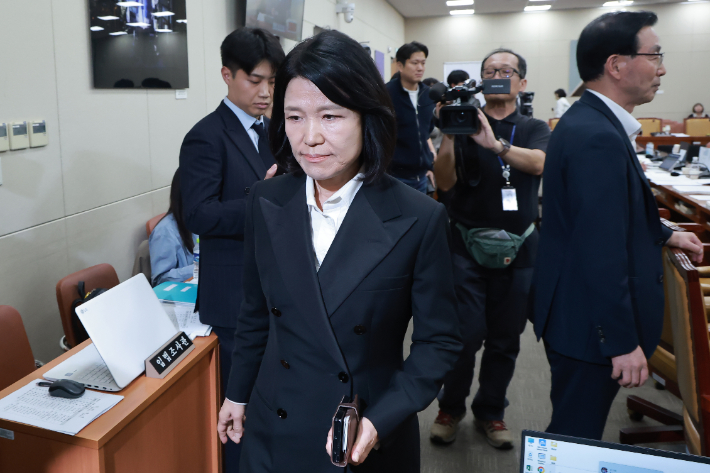 12일 국회 과학기술정보방송통신위원회 전체회의에서 위원장인 더불어민주당 송기헌 의원이 국민의힘 이진숙 의원을 방송미디어통신위원회 국정감사에서 배제하는 제척의 건 표결을 진행하자 이 의원이 회의실을 떠나고 있다. 연합뉴스