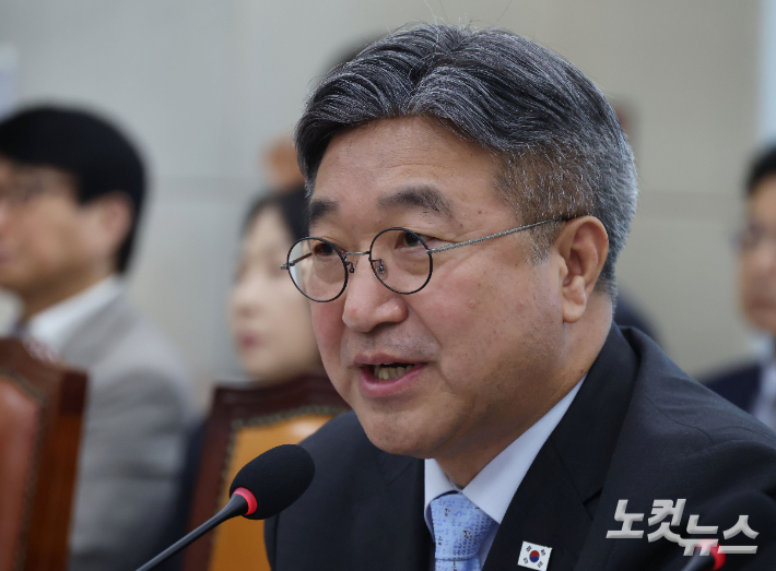 윤호중 행정안전부 장관이 6일 국회 행정안전위원회 행안부에 대한 국정감사에 출석해 질의에 답하고 있다. 황진환 기자