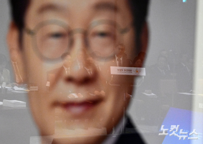 7일 서울 용산구 국방부에서 열린 국회 국방위원회의 국방부에 대한 국정감사장에 이재명 대통령의 사진이 걸려 있다. 국회사진기자단