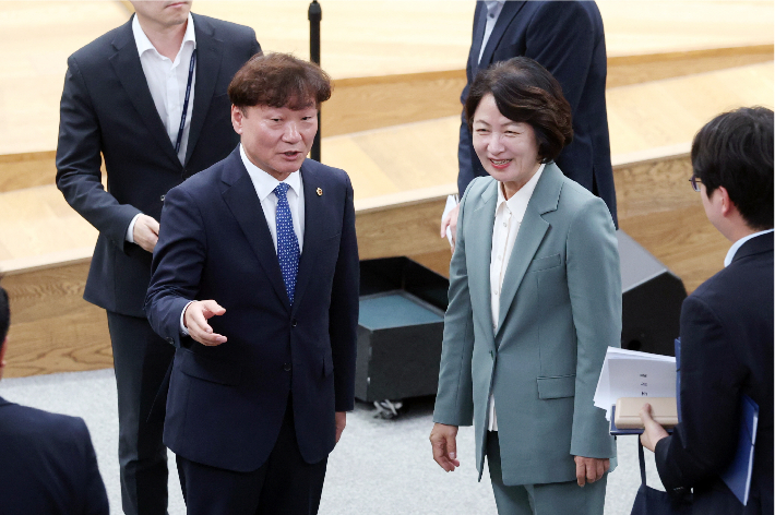 남종섭 경기도의회 의장(왼쪽)과 추미애 경기지사가 12일 경기도의회 제394회 임시회에서 제2차 추가경정예산안을 통과시킨 뒤 대화를 나누는 모습. 경기도의회 제공
