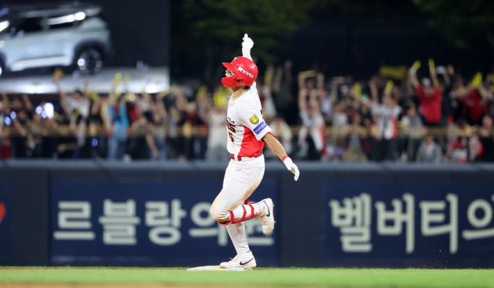 12일 전남광주통합특별시 광주기아챔피언스필드에서 열린 프로야구 LG 트윈스와 KIA 타이거즈의 경기. KIA 김도영이 8회말 무사 1루에서 투런 홈런을 치고 베이스를 돌고 있다. 연합뉴스 