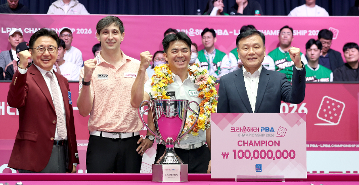 PBA 장상진 부총재(왼쪽부터), 마르티네스, Q.응우옌, 크라운해태 기종표 단장. PBA 