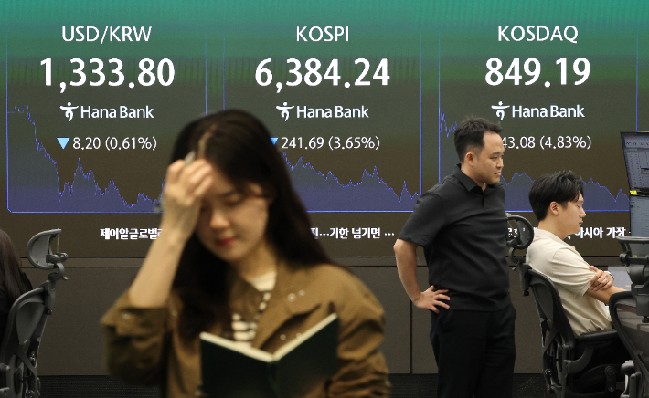 전날인 12일 서울 중구 하나은행 본점 딜링룸 현황판에 코스피 등이 표시되고 있다. 연합뉴스