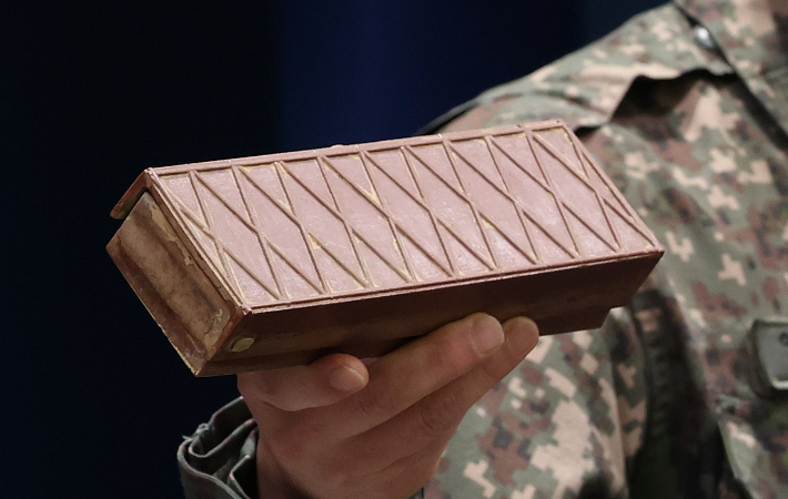 비무장지대(DMZ) 지뢰 폭발 관련 합동 현장조사 TF 최종 조사 결과 발표 브리핑에서 제시된 이전에 수거했던 수지 반보병지뢰. 연합뉴스