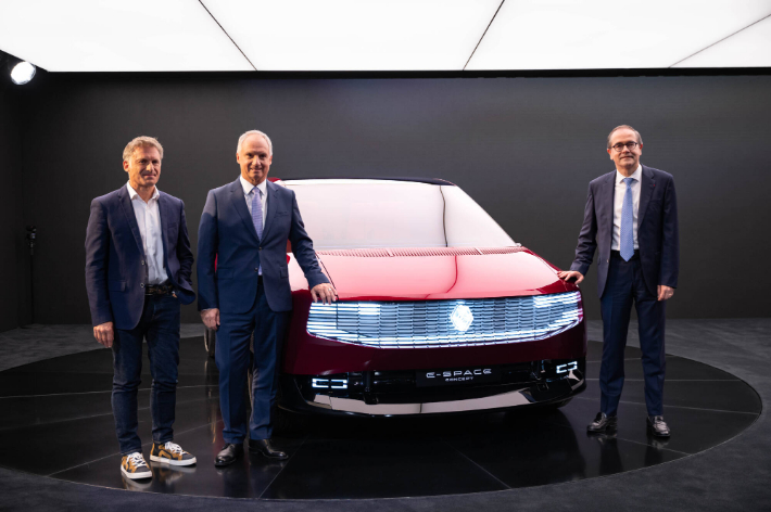 2026 파리 모터쇼에서 최초 공개한 르노 E-Space 콘셉트카 기념사진. 르노 코리아 제공
