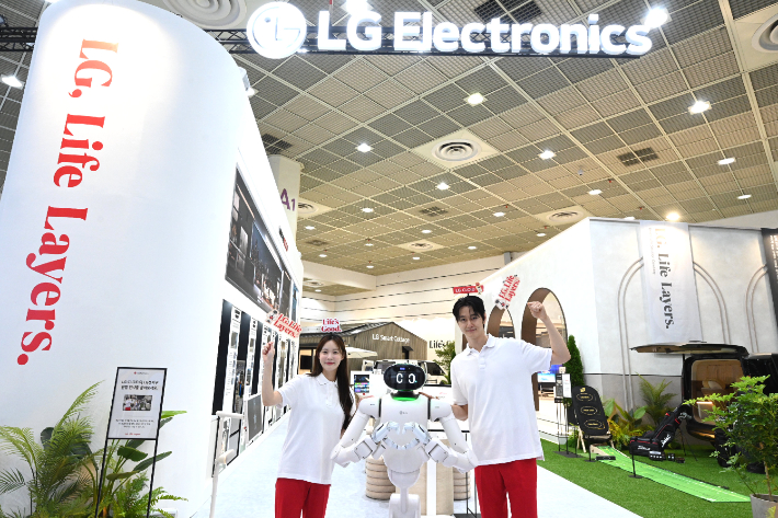 LG전자가 13일부터 나흘간 서울 강남구 코엑스에서 열리는 제57회 한국전자전에 참가해 가전 및 B2B 사업·기술을 선보인다. 모델들이 LG전자 전시장 입구에서 홈 로봇 '클로이드(CLOiD)'와 함께 관람객을 맞이하고 있다. LG전자 제공