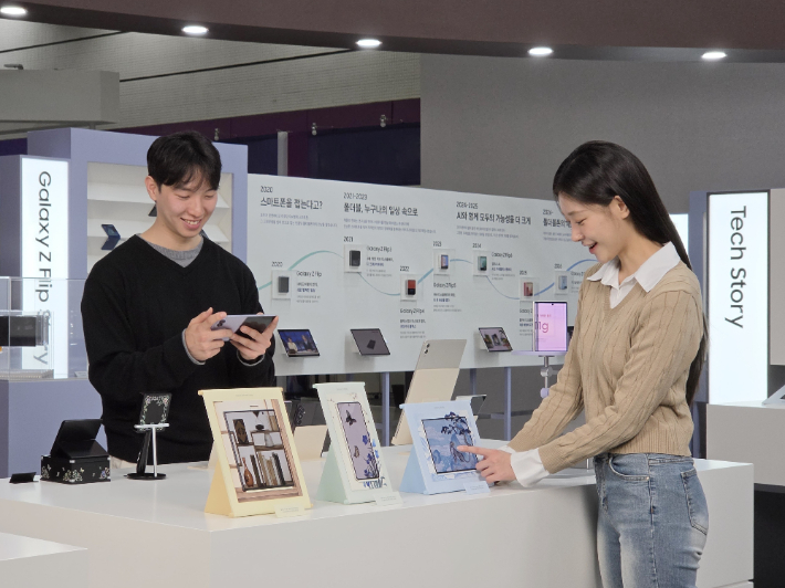 서울 코엑스에서 열린 'KES 2026(한국전자전)' 삼성전자관에서 삼성전자 모델이 대화면과 강력한 성능을 바탕으로 멀티태스킹에 최적화된 '갤럭시 Z 폴드8 울트라'와 콘텐츠 감상에 적합한 화면비를 적용한 새로운 폼팩터의 '갤럭시 Z 폴드8'을 체험하고 있다. 삼성전자 제공